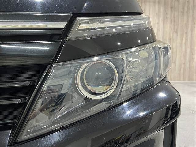 TOYOTA VOXY HYBRID 2014 Image 31