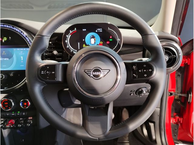 BMW MINI COOPER D 5DOOR 2022 Image 31