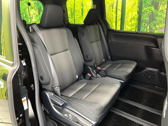 TOYOTA VOXY HYBRID 2018 Image 31