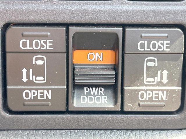 TOYOTA VOXY HYBRID 2016 Image 31