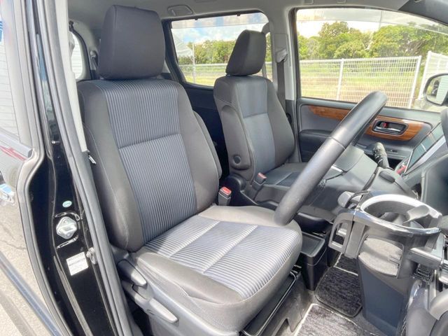 TOYOTA VOXY HYBRID 2016 Image 31