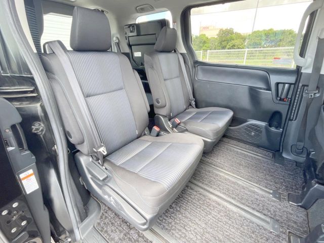 TOYOTA VOXY HYBRID 2016 Image 31