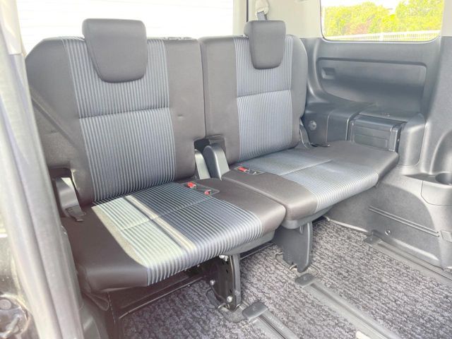 TOYOTA VOXY HYBRID 2016 Image 31