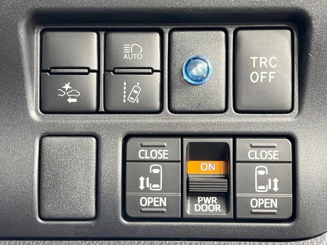 TOYOTA VOXY HYBRID 2018 Image 31