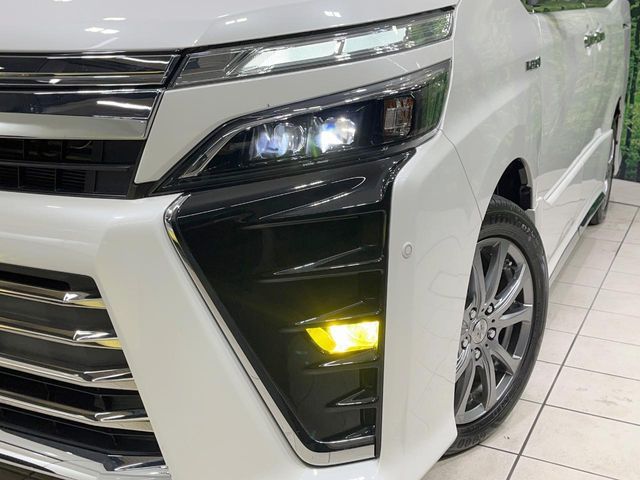 TOYOTA VOXY HYBRID 2018 Image 31