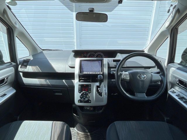 TOYOTA VOXY 2011 Image 31