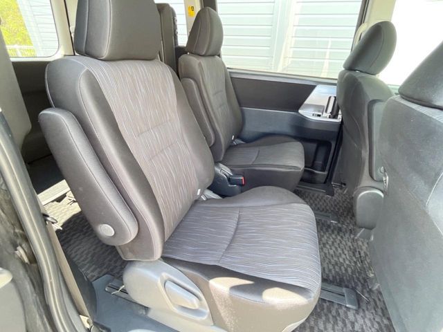 TOYOTA VOXY 2011 Image 31