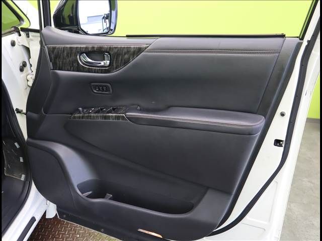 NISSAN ELGRAND 2018 Image 31