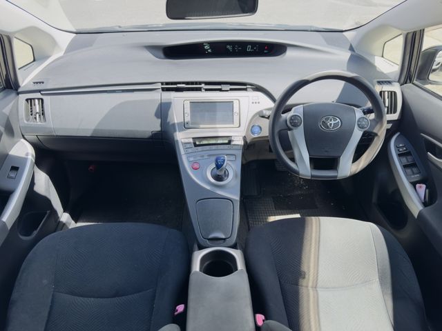 TOYOTA PRIUS 2012 Image 31