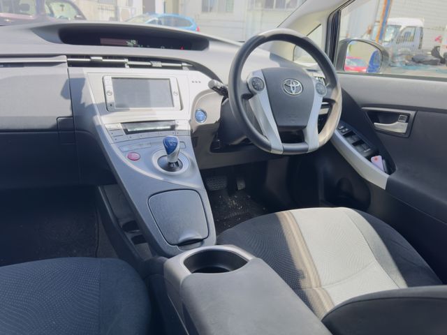 TOYOTA PRIUS 2012 Image 31