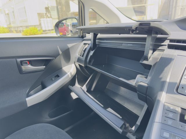 TOYOTA PRIUS 2012 Image 31