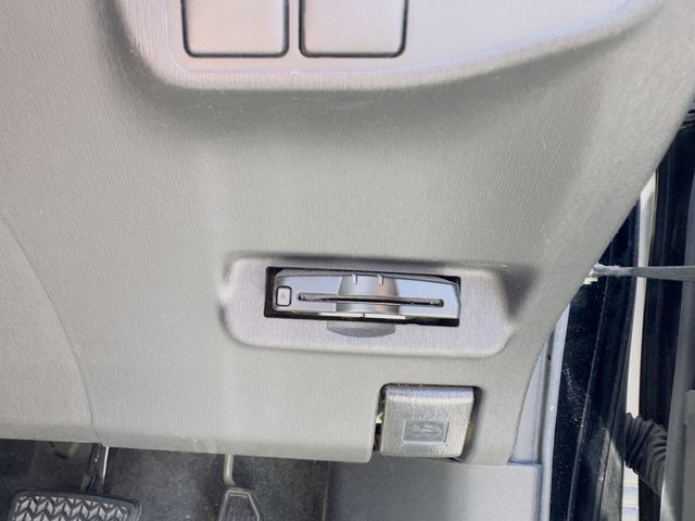 TOYOTA PRIUS 2012 Image 31