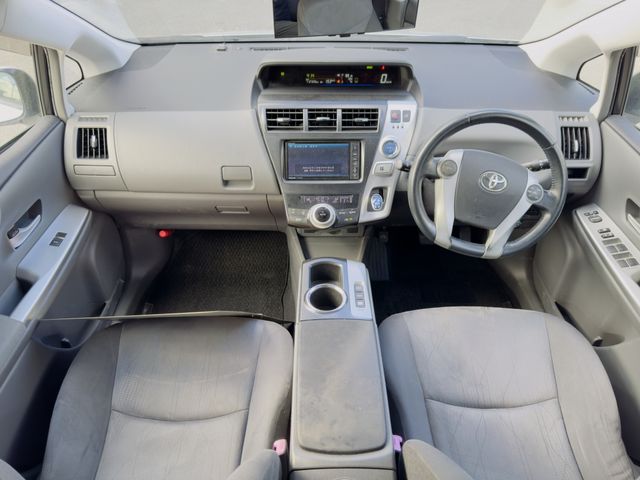 TOYOTA PRIUS ALPHA 2012 Image 31