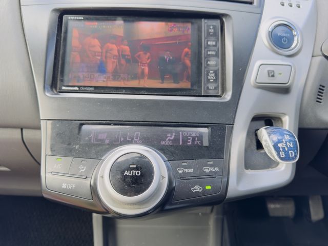 TOYOTA PRIUS ALPHA 2012 Image 31