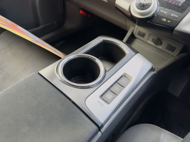 TOYOTA PRIUS ALPHA 2012 Image 31