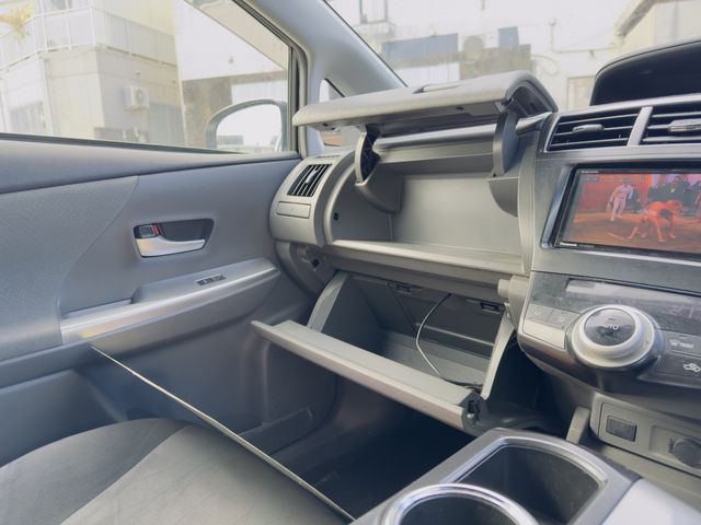 TOYOTA PRIUS ALPHA 2012 Image 31