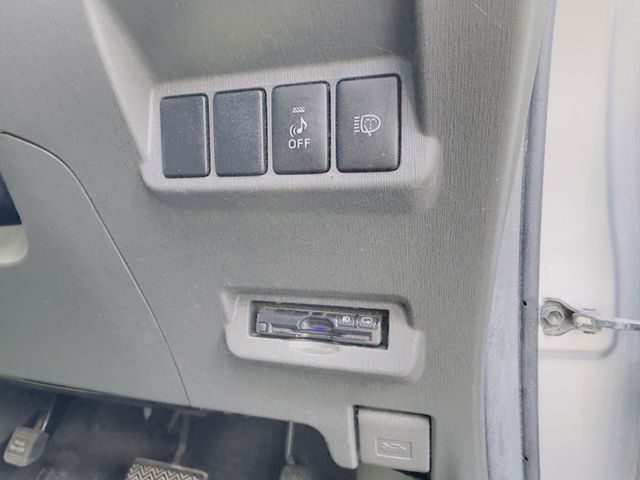 TOYOTA PRIUS ALPHA 2012 Image 31