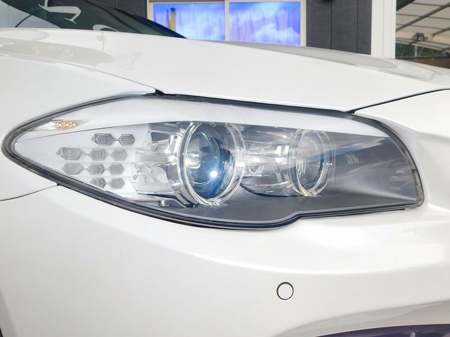 BMW 5SERIES SEDAN 2012 Image 31