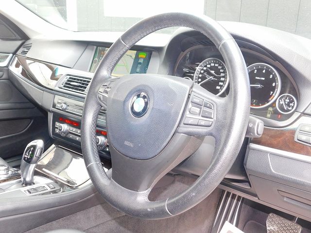 BMW 5SERIES SEDAN 2012 Image 31