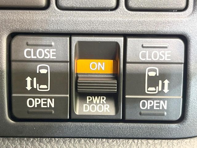 TOYOTA NOAH 2018 Image 31