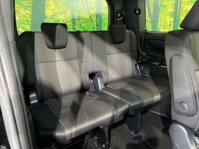 TOYOTA VOXY 4WD 2017 Image 31