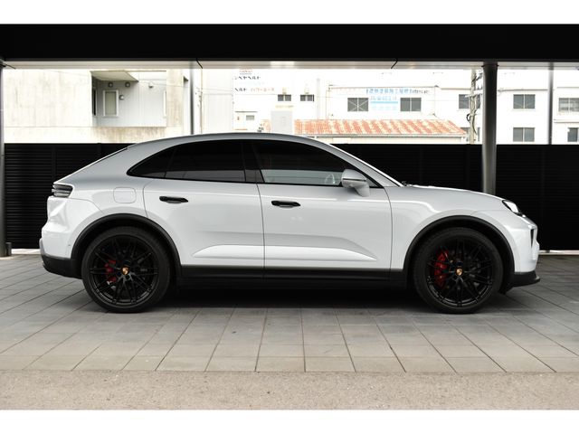 PORSCHE MACAN ELECTR 2025 Image 31