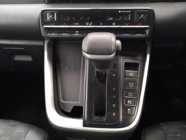 TOYOTA VOXY HYBRID 2022 Image 31