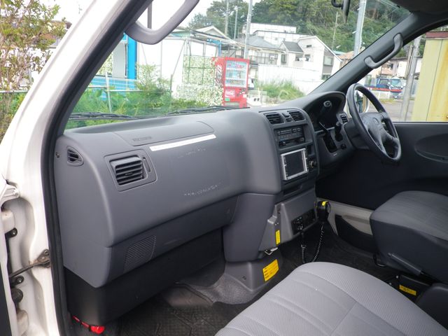 TOYOTA GRANVIA 2004 Image 31