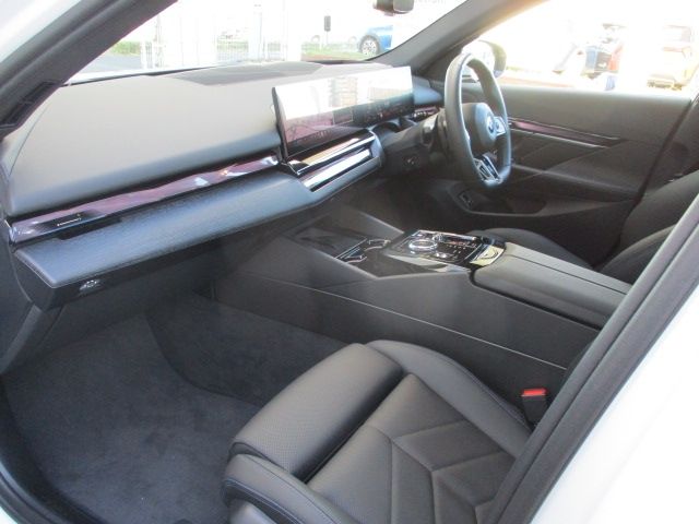 BMW 5SERIES SEDAN 2025 Image 31