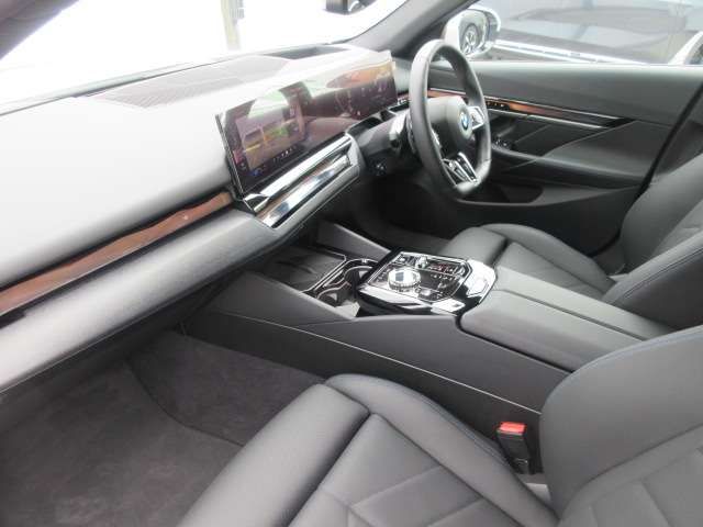 BMW 5SERIES SEDAN 2025 Image 31