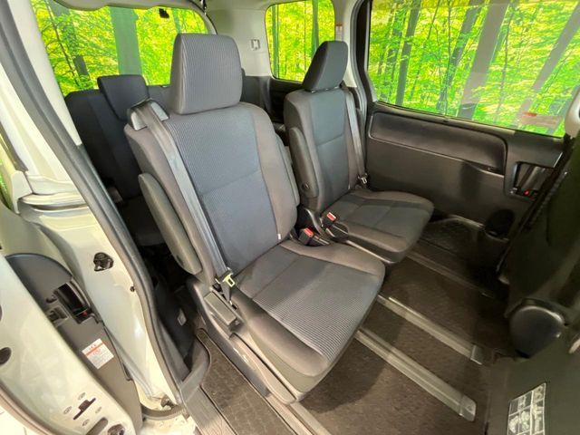 TOYOTA VOXY 2014 Image 31