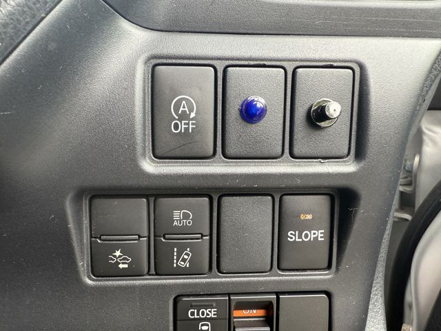 TOYOTA NOAH 2018 Image 31