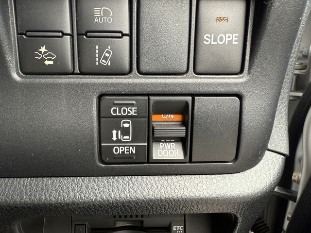 TOYOTA NOAH 2018 Image 31