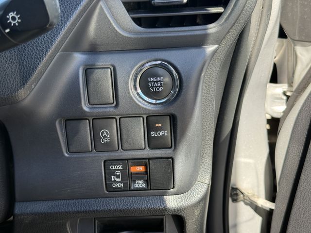 TOYOTA VOXY 2017 Image 31