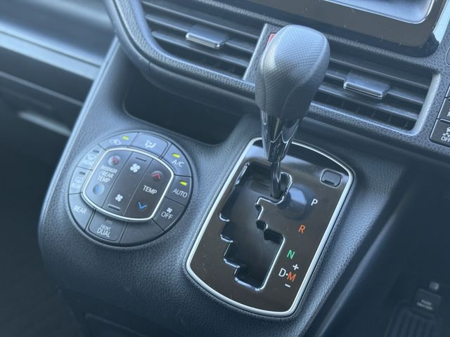 TOYOTA VOXY 2017 Image 31