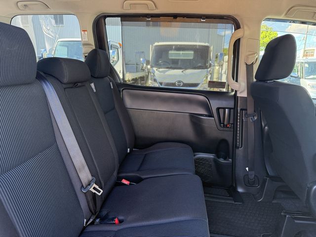 TOYOTA VOXY 2017 Image 31