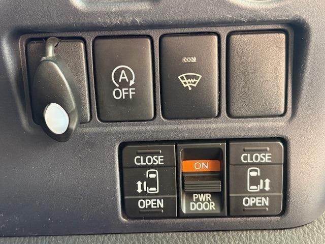 TOYOTA NOAH 2015 Image 31