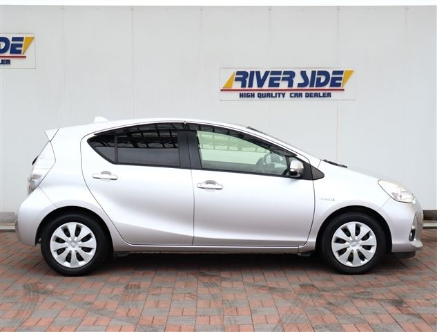 TOYOTA AQUA 2013 Image 31