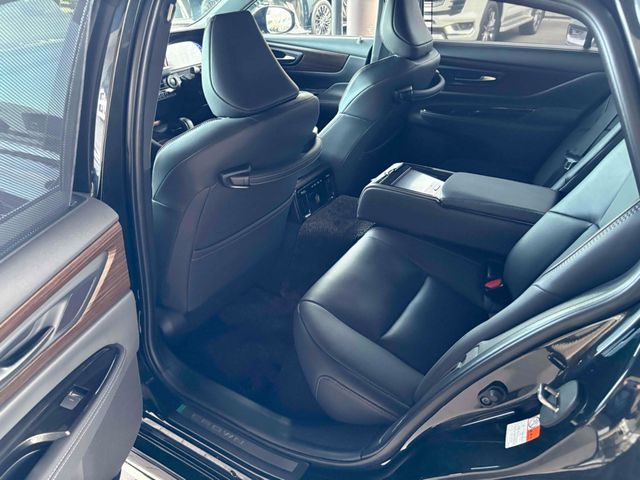 TOYOTA CROWN SEDAN HYBRID 2023 Image 31