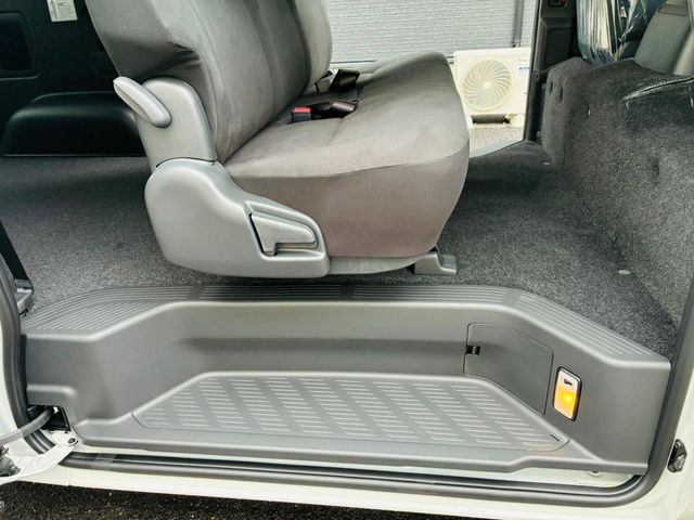 TOYOTA HIACE VAN 2WD 2025 Image 31