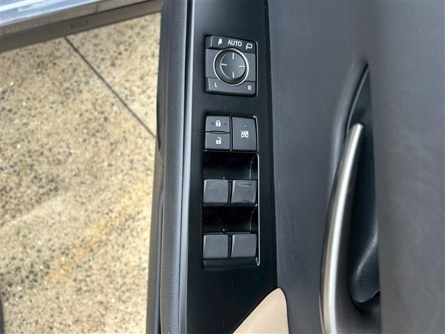 TOYOTA LEXUS UX200 2018 Image 31