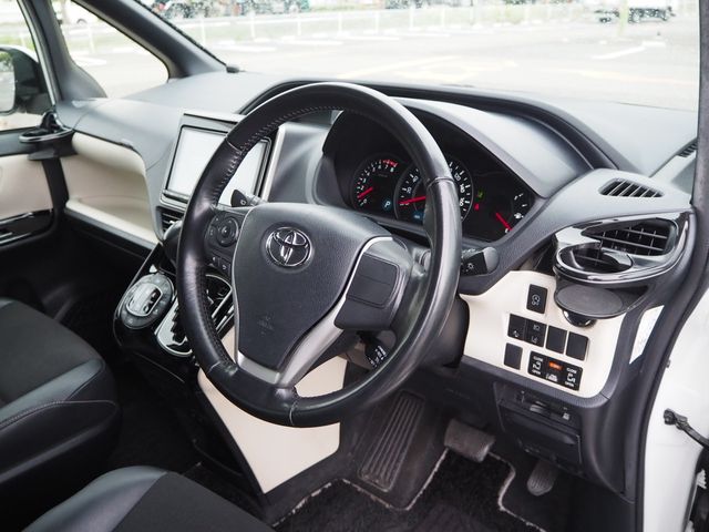 TOYOTA NOAH 2018 Image 31