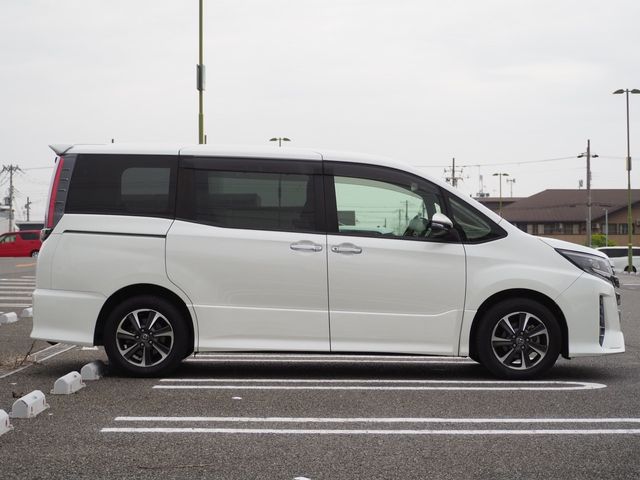 TOYOTA NOAH 2018 Image 31