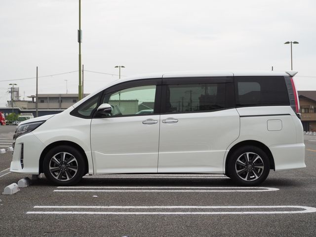TOYOTA NOAH 2018 Image 31