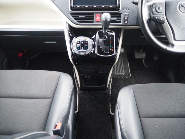 TOYOTA NOAH 2018 Image 31