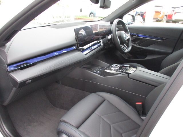 BMW 5SERIES SEDAN 2025 Image 31