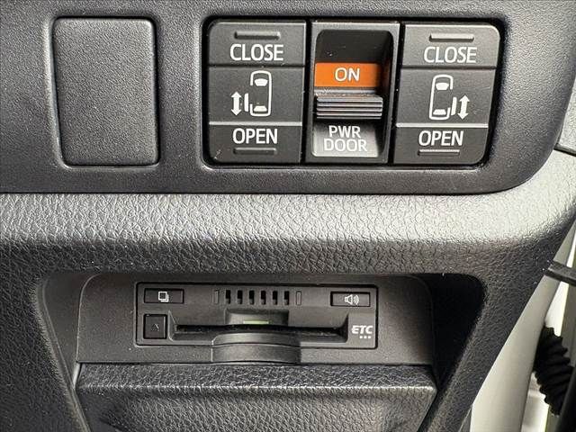 TOYOTA NOAH 2017 Image 31