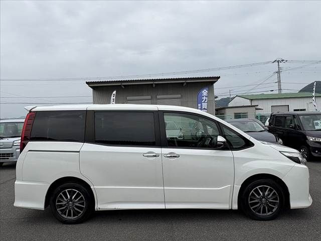 TOYOTA NOAH 2017 Image 31