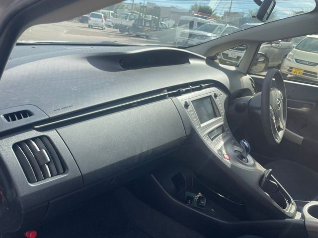 TOYOTA PRIUS 2013 Image 31