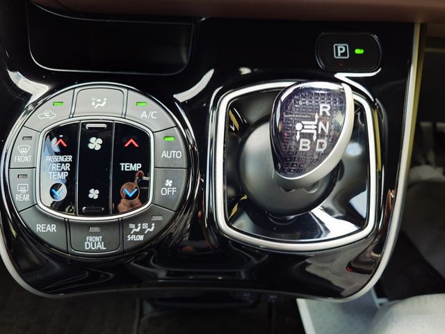 TOYOTA ESQUIRE HYBRID 2018 Image 31